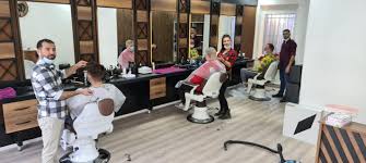 Innenansicht von Friseur Mizgin in Gehrden mit klassischen Barber-Sesseln und warmen Holztönen